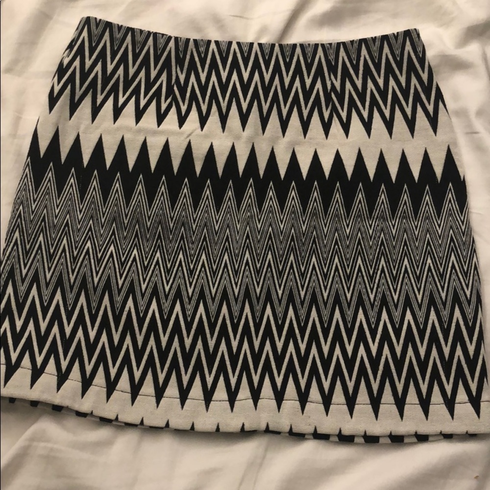Geometric mini black and white skirt